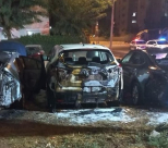 منتصف الليلة - احتراق 4 سيارات في مدينة الرملة